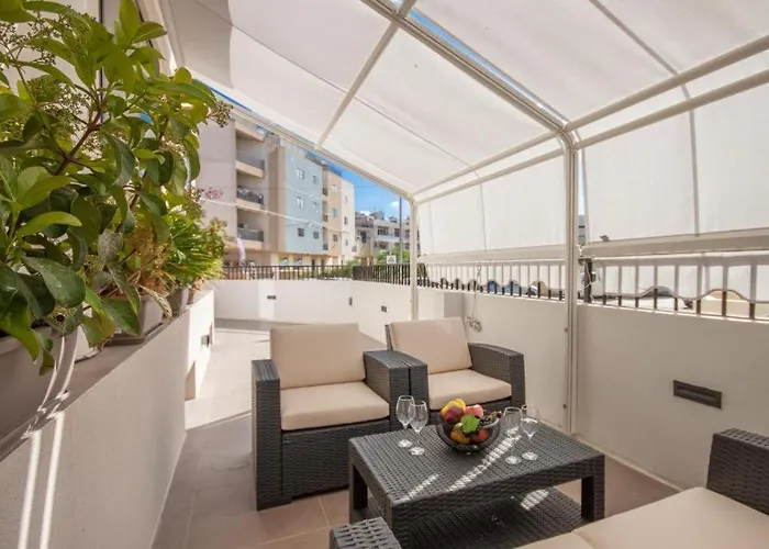 New - Bright 2 Bedroom In - Walking Distance To The By Sf Homes Apartamento Marsaskala